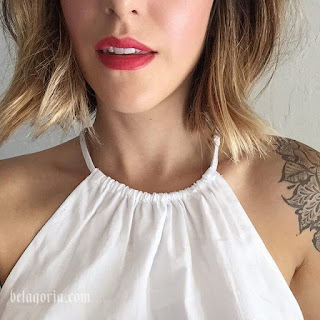 Imagen de mujer con tatuaje femenino en el hombro
