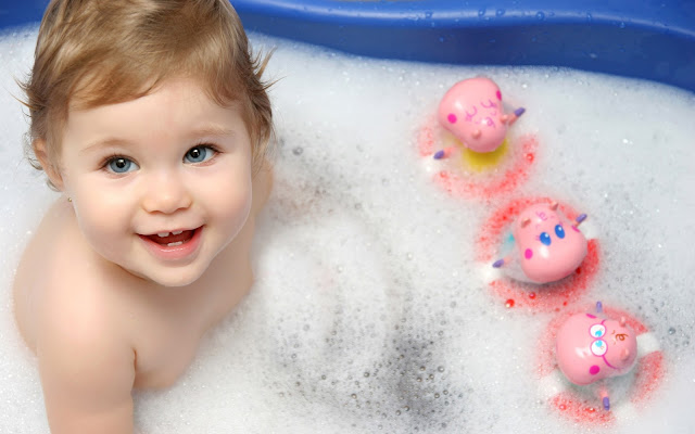 Wallpaper Cute Baby Bath