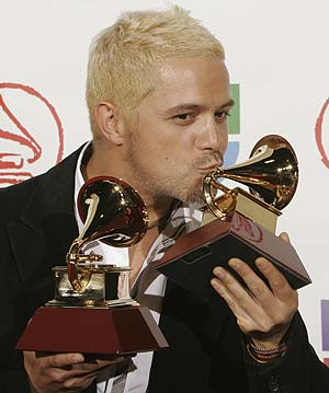 Alejandro Sanz Foto de Alejandro Sanz besando a su premio