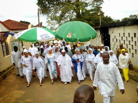 alaafin of oyo Oba adeyemi and his four wives on way to mosque