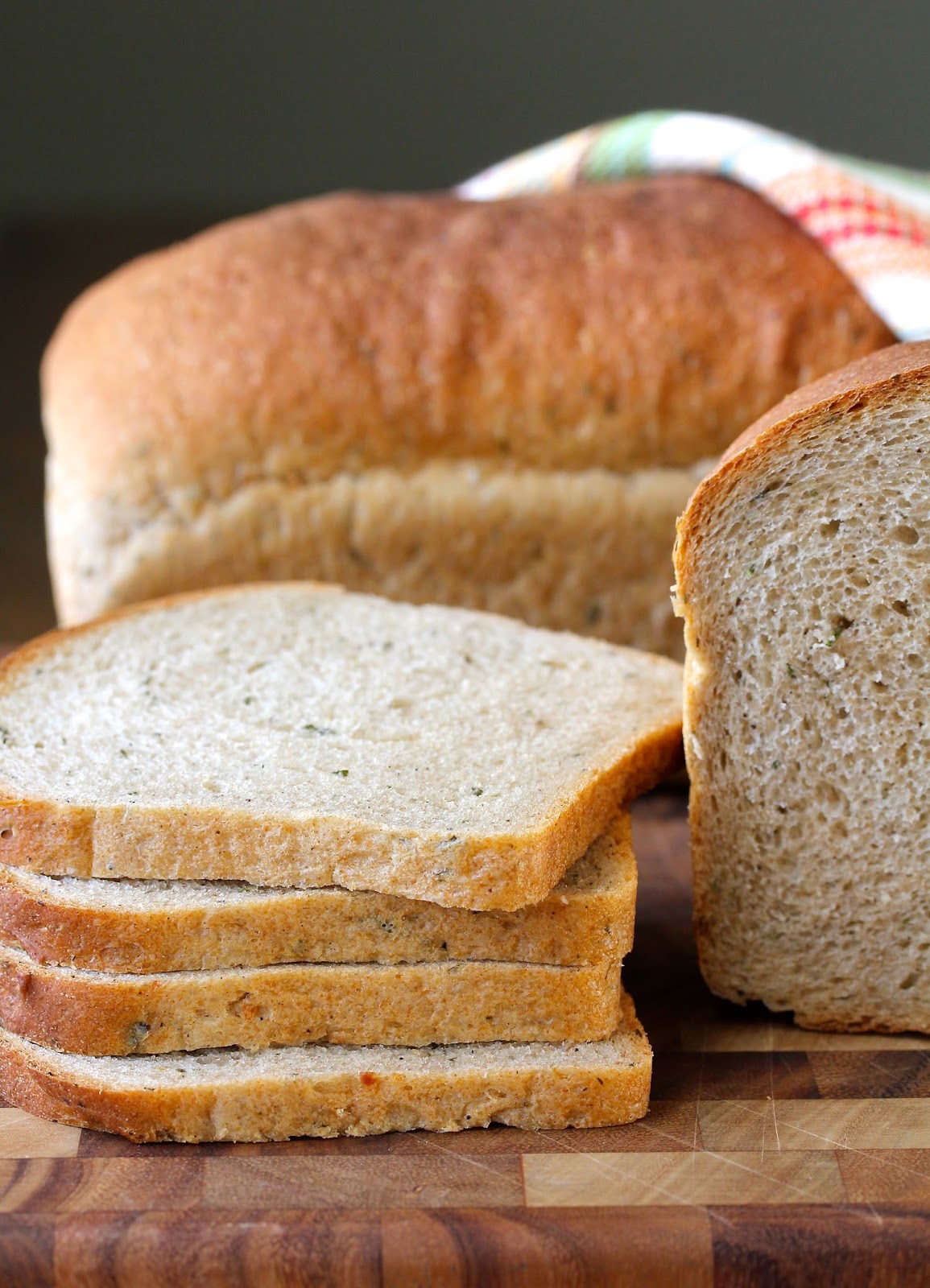 Getting bread. Хлеб на кухне. Пшеничный хлеб. Getting bread. Păinea.