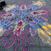 بالصور والفيديو "جو مانغروم" فنان أمريكي يرسم لوحات رملية على الشوارع تجرفها الرياح عند الإنتهاء