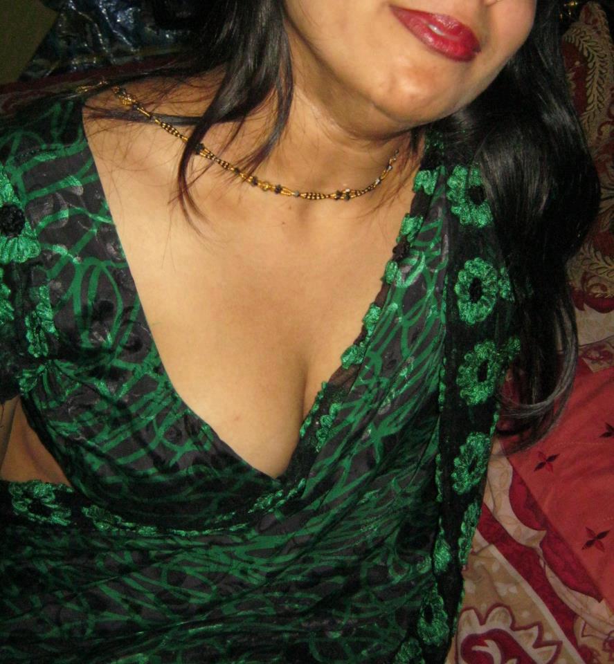 Housewife Photo Spicy Desi Housewife Of Real Life In Saree And Cleavage Photo