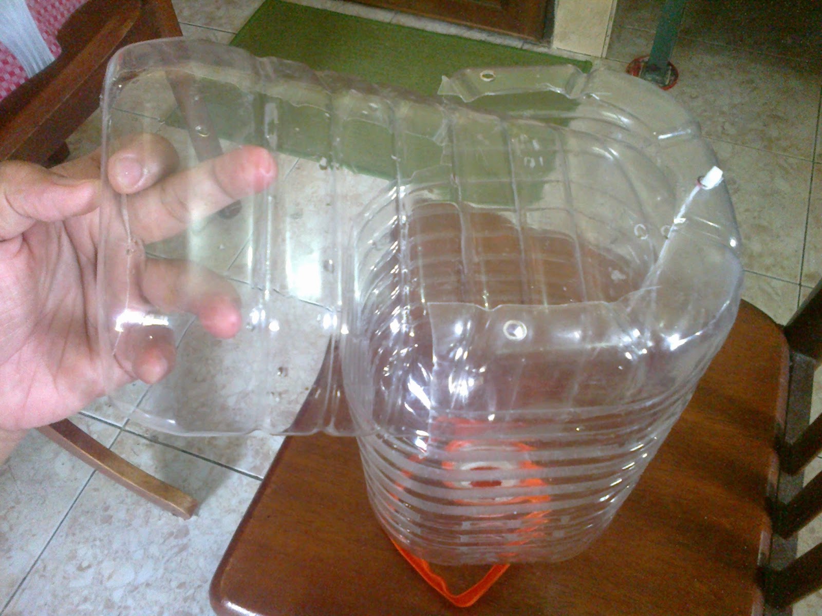 cik azz DIY Cat feeder from a plastic bottle.