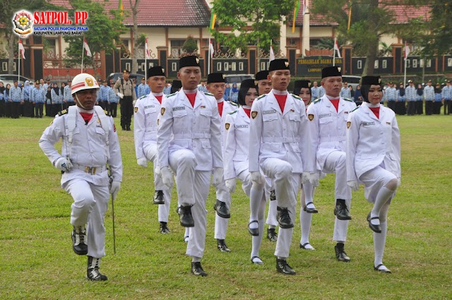 Upacara Penurunan Bendera Merah Putih dalam rangka HUTRI Ke-72 Tahun 2017 Kabupaten Lampung Barat