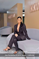 kim kardashian pop-up shop, सोफे पर बैठी हुई किम की अति उत्तेजक फोटो, छाती के उभार कैसे हुए