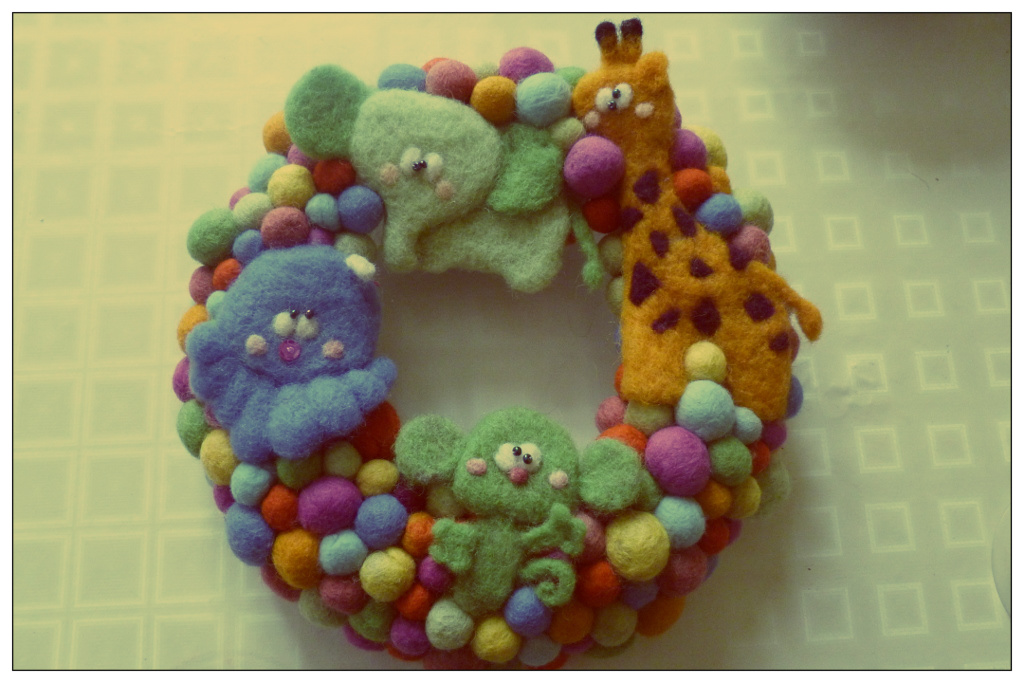 IN MY COSY NEST: Couronne multicolore en laine feutrée/ Colorful wreath