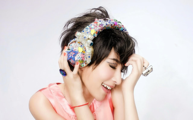 2909-Headphones Asian Girl HD Wallpaperz