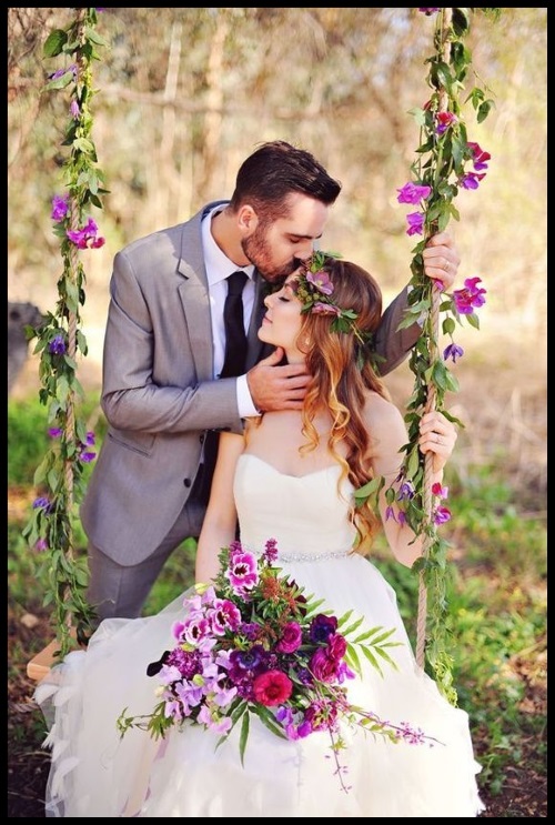 Casal de noivos. A moça sentada em um balanço com flores e o rapaz fazendo carinho. Se você conhece o autor desta imagem, por favor nos informe para que possamos atribuir-lhe os devidos créditos. Obrigado. Casal de noivos. A moça sentada em um balanço com flores e o rapaz fazendo carinho.