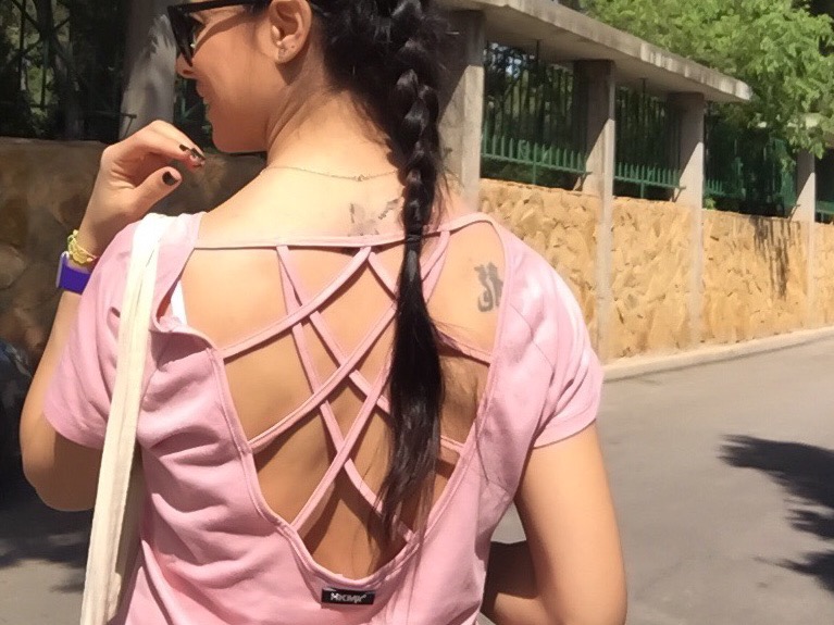 LOOK Primavera con Vaqueros, sudadera y camiseta con escote en la espalda