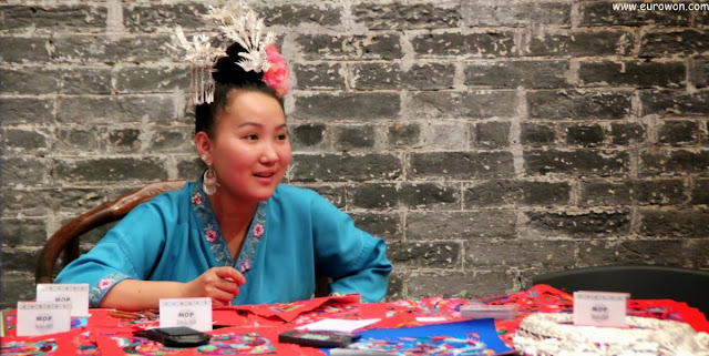 China vestida con traje regional típico de Guizhou