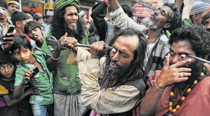 Mencongkel Mata, Ritual Menyeramkan Dari India Mencongkel Mata, Ritual Menyeramkan Dari India