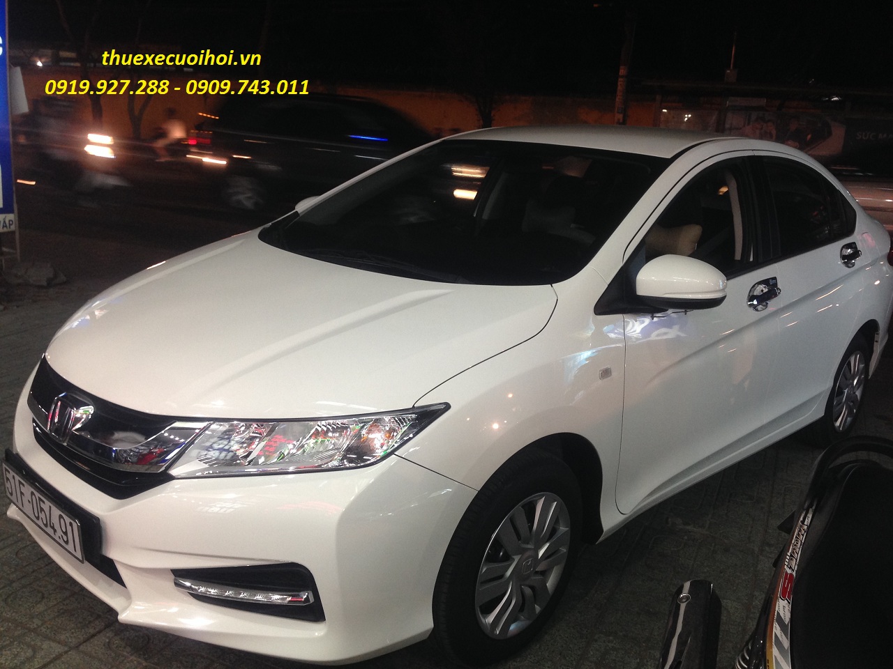 Cho thuê xe du lịch giá rẻ chỉ 1.200.000 nhé - 1