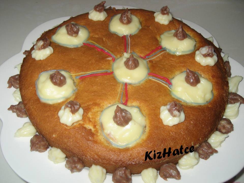 KİZHATCE MUTFAKTA KREMA DOLGULU ELMALI KEK