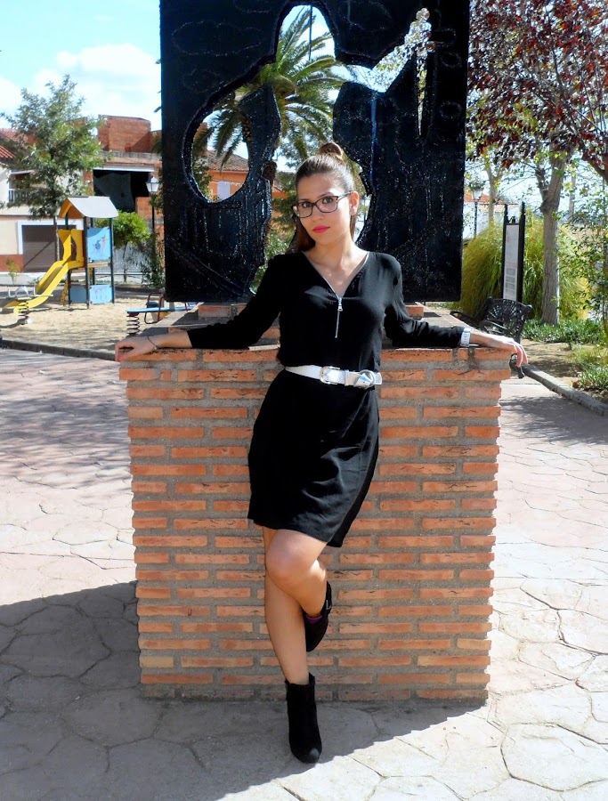 Vestido negro cremallera y botines de ante