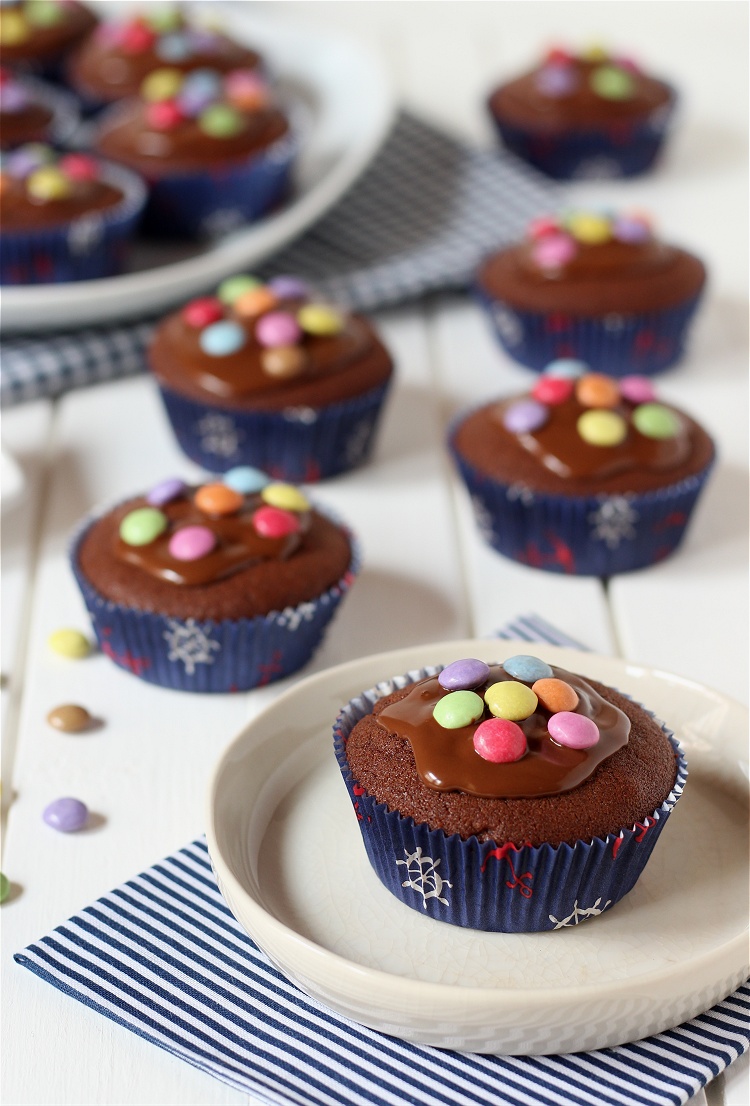 Pinata-Muffins - Schokoladenmuffins mit Smarties 3