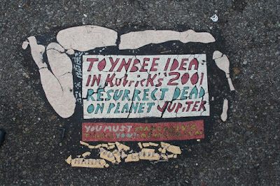 Странните плочки на Тойнби Toynbee-tiles-32