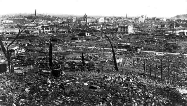 Uma visão da devastação em Tóquio após o terremoto e o incêndio de 1923, vistos do alto do Imperial Hotel em Tóquio.