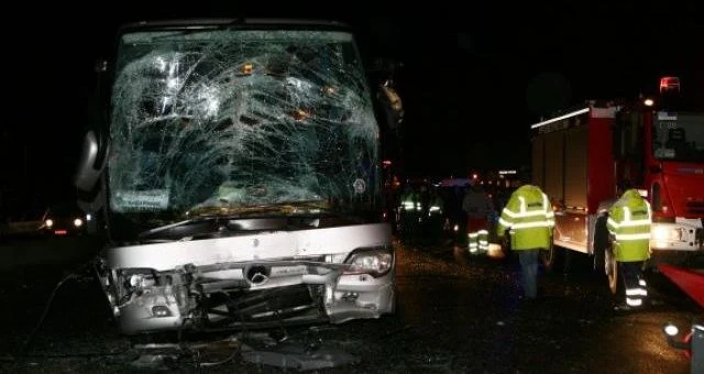 Σοκαριστικό τροχαίο: Τροχός αυτοκινήτου "καρφώθηκε" σε λεωφορείο - Ένας νεκρός, πέντε τραυματίες 