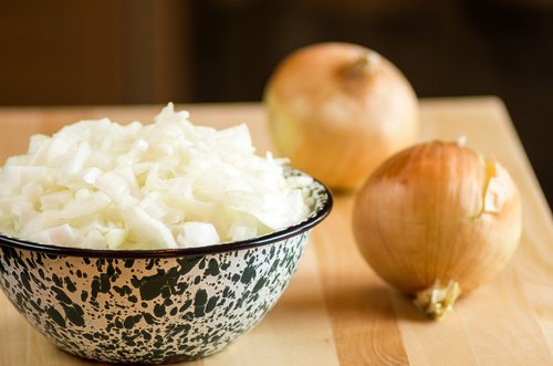 La recette de jus d'oignon pour contrôler la chute de cheveux La recette de jus d'oignon pour contrôler la chute de cheveux