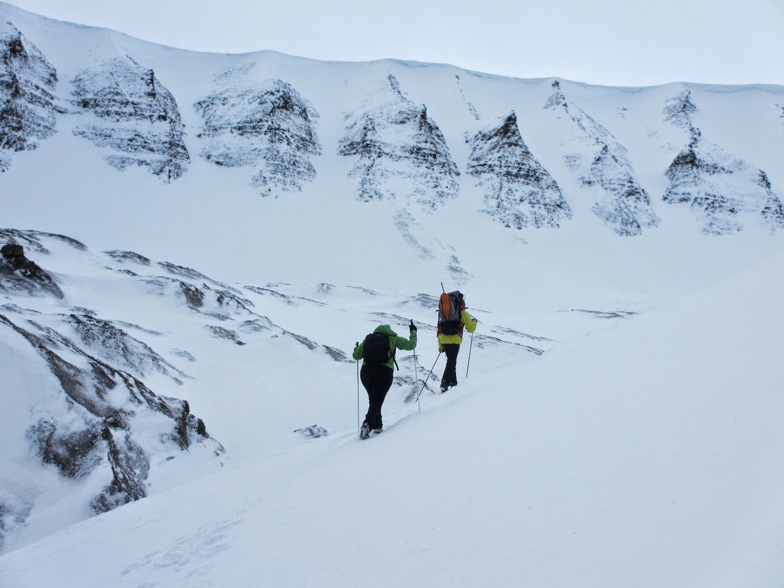TRILHOS INVERNAIS e viagem ao interior do glaciar Lars em Svalbard | Noruega