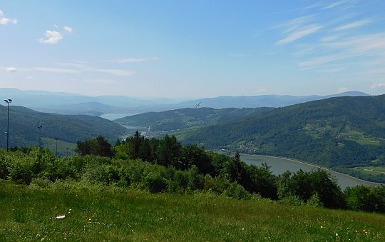 Widok w stronę Jeziora Żywieckiego. Z lewej widać Jezioro Międzybrodzkie.