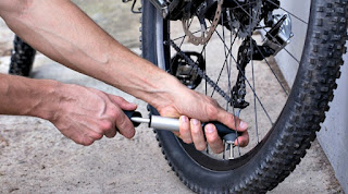 Fuente: https://tuvalum.com/blog/5-puntos-revisar-bicicleta/inflar-rueda-de-bicicleta/ Una rueda baja es muy fácil que pinche