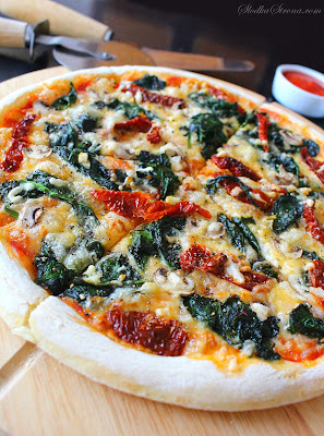 Pizza ze Szpinakiem i Suszonymi Pomidorami - Przepis - Słodka Strona