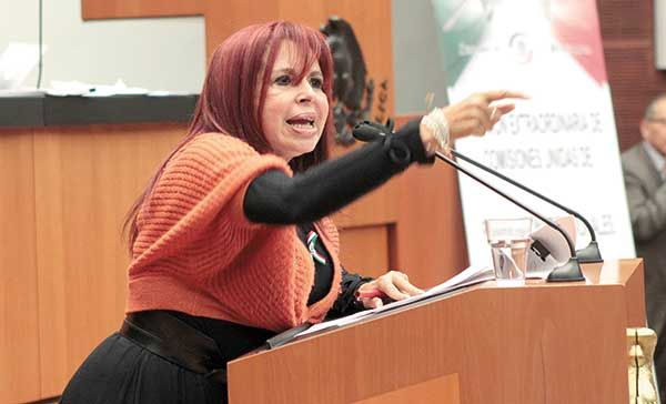 La senadora que ofrece un plato de caca a Videgaray La senadora que ofrece un plato de caca a Videgaray