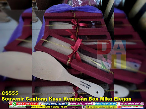 jual Souvenir Centong Kayu Kemasan Box Mika Elegan