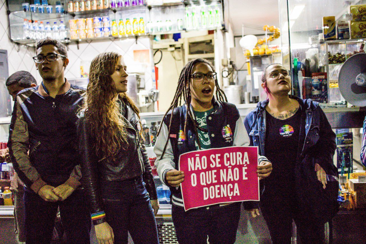 Ativistas LGBT protestam em Brasília contra decisão que permite 'cura gay' Ativistas LGBT protestam em Brasília contra decisão que permite 'cura gay'