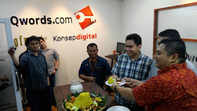 Syukuran Pindahan Kantor Cabang Bandung, Qwords.com Beri Diskon Hingga 40%