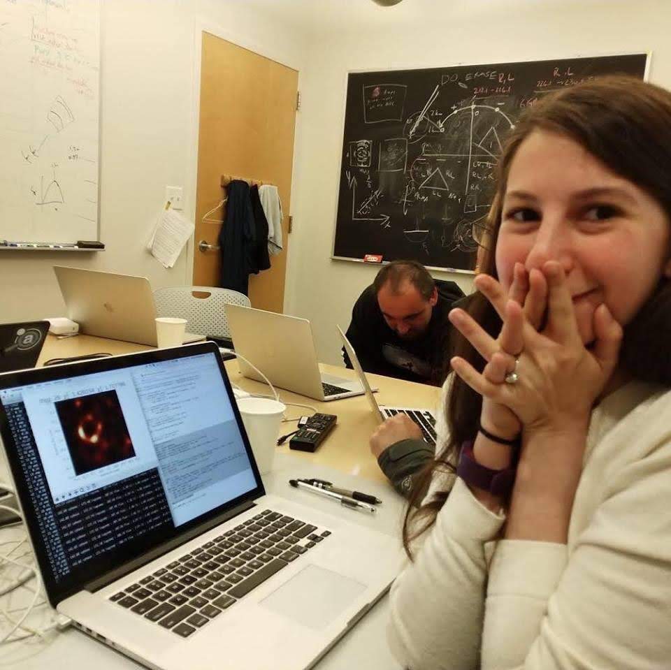 Today's Photo - April 11, 2019 : 5ペタバイト、つまり、5,120テラバイトもの望遠鏡のデータから史上初めて、ブラックホールを視覚化することが、いやん、できちゃった❤と、お手柄の素敵なケイティ・ボウマン博士😄