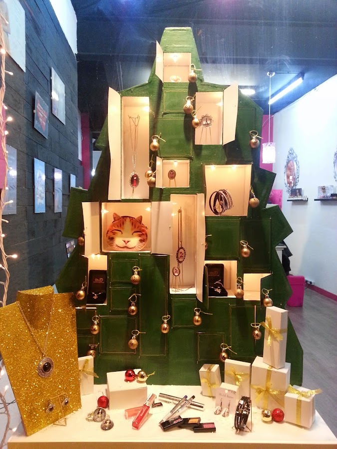 Escaparate de navidad árbol de adviento