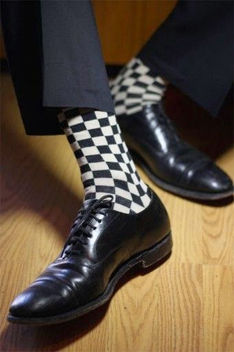 DeaTwilightZone - como usar meia colorida? DeaTwilightZone - como homem se veste para a moda?