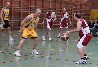 Mike Hansen (CB Valladolid) trata de frenar a Pablo Delgado (Fecledmi). /FECLEDMI