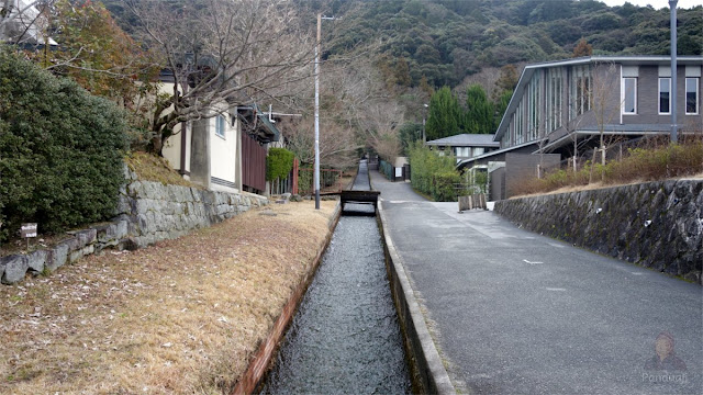 Selokan yang mengalir jernih di Jepang Selokan yang mengalir jernih di Jepang