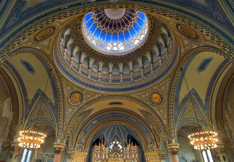 Синагога кольца. Большая синагога Венгрия. Синагога Рима купол внутри. Синагога в Испании. Внутреннее убранство синагоги.