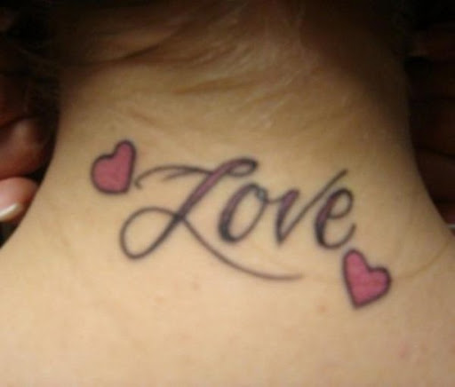 Pequeno Coração de Amor Tatuagem no Pescoço