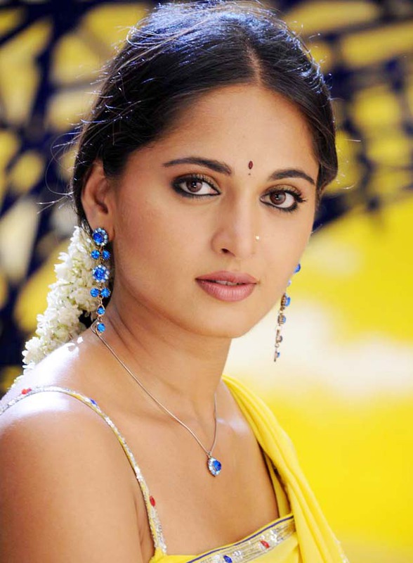 Anushka Navel Show Photos In Yellow Saree
