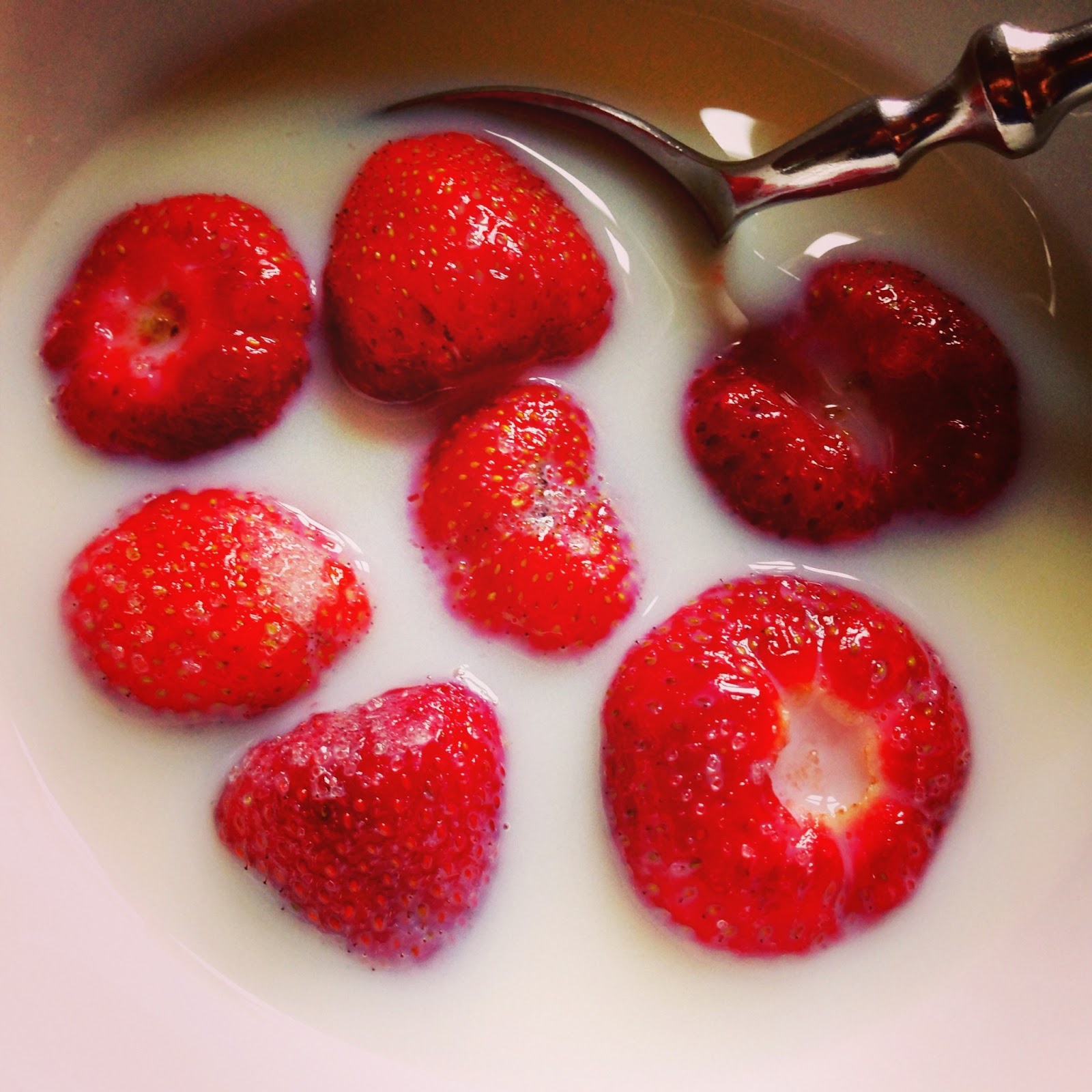 Jordbær med mælk og sukker Jordbær med mælk og sukker, jordbær, mælk, sukker, sommer, dansk, danmark, strawberry, mad, dessert,