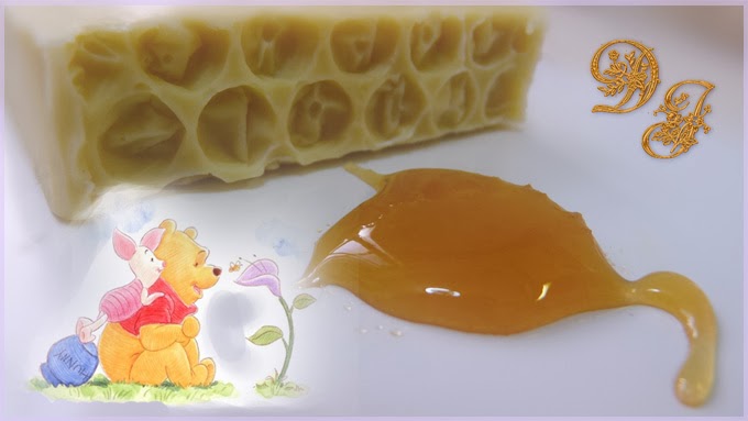 Gota de miel junto a jabon