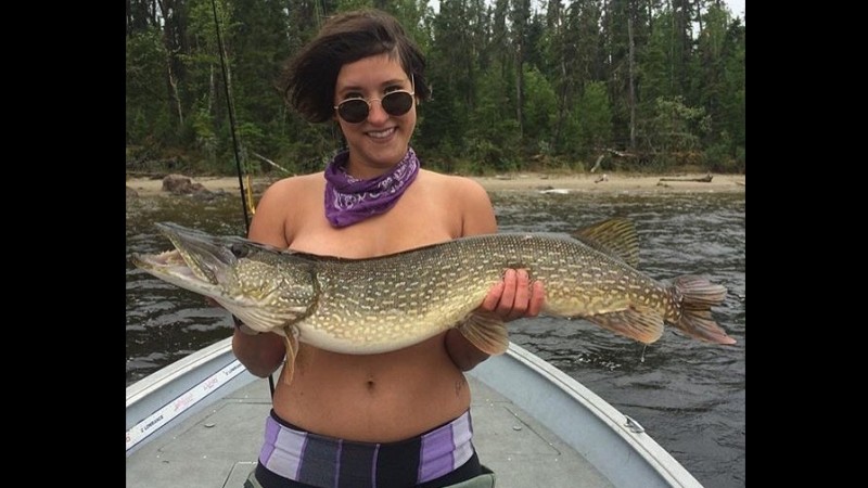 Wanita berpose ala #fishbra Wanita berpose ala #fishbra