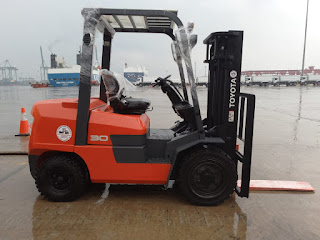 Pengiriman Forklift via kapal Laut jasa kirim alat berat murah