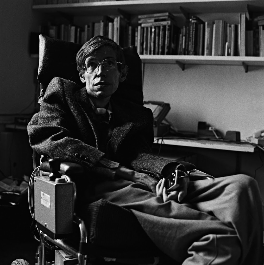 Stephen Hawking khi là Giáo sư tại Đại học Cambridge vào năm 1985. Hình ảnh: Gemma Levine/Getty Images. Stephen Hawking khi là Giáo sư tại Đại học Cambridge vào năm 1985. Hình ảnh: Gemma Levine/Getty Images.