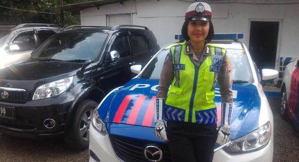 Wow! Polisi Bripda Wulan, Pengatur Lalin Nagreg Bikin Gagal Fokus Pemudik Wow! Polisi Bripda Wulan, Pengatur Lalin Nagreg Bikin Gagal Fokus Pemudik