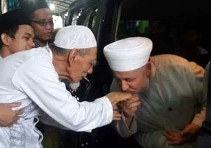 Asal Muasal Umat Islam Gemar 'Ngalap' Berkah Dari Orang Sholeh