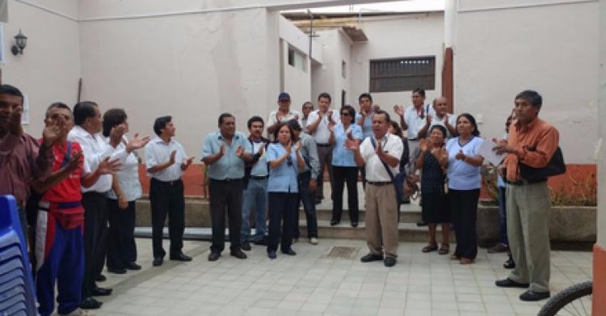 Administrativos de colegios exigen pago de deuda social a la UGEL Lambayeque Administrativos de colegios exigen pago de deuda social a la UGEL Lambayeque