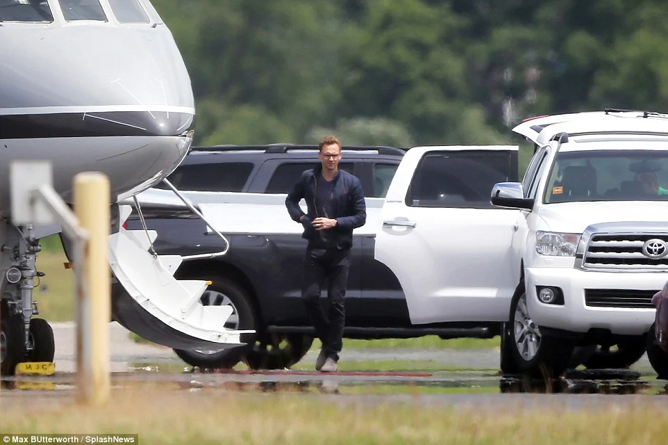 Taylor Swift & Tom Hiddleston jet off to secret romantic location