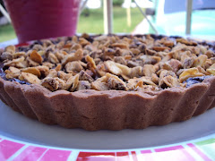Torta de ganache de nutella com avelãs e amêndoas carameladas